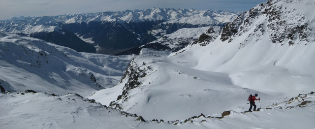Foto: Wolfgang Lauschensky / Skitour / Litznerspitze (3205m) / Blick aus der Gipfelflanke ins Remstal, dahinter das Etschtal / 06.03.2010 12:19:04