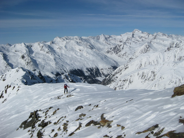 Foto: Wolfgang Lauschensky / Skitour / Litznerspitze (3205m) / Westgratrücken zur Litznerspitze, im Hintergrund die zentralen Ötztaler Alpen mit der Weißkugel / 06.03.2010 12:18:05