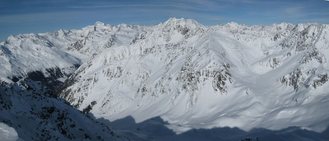 Foto: Wolfgang Lauschensky / Skitour / Litznerspitze (3205m) / Blick ins Upiatal - eine Steilabfahrt dort hinab ist bei sehr sicheren Verhältnissen möglich. Am Horizont die Weißkugel - Palla bianca. / 06.03.2010 12:17:19