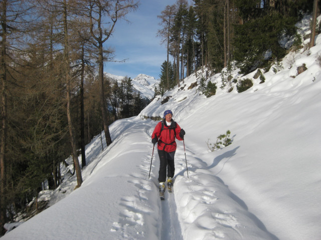 Foto: Wolfgang Lauschensky / Skitour / Litznerspitze (3205m) / lange Güterwegquerung, um die steile Remsschlucht zu umgehen. Im Hintergrund die Weißkugel. / 06.03.2010 12:16:34