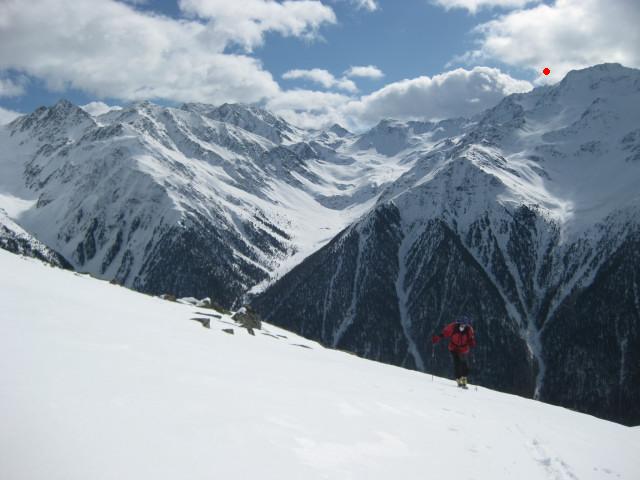 Foto: Wolfgang Lauschensky / Skitour / Litznerspitze (3205m) / roter Punkt: Litznerspitze, davor die Remsspitze, links das Upiatal (vom Portlesanstieg aus betrachtet) / 06.03.2010 12:16:04