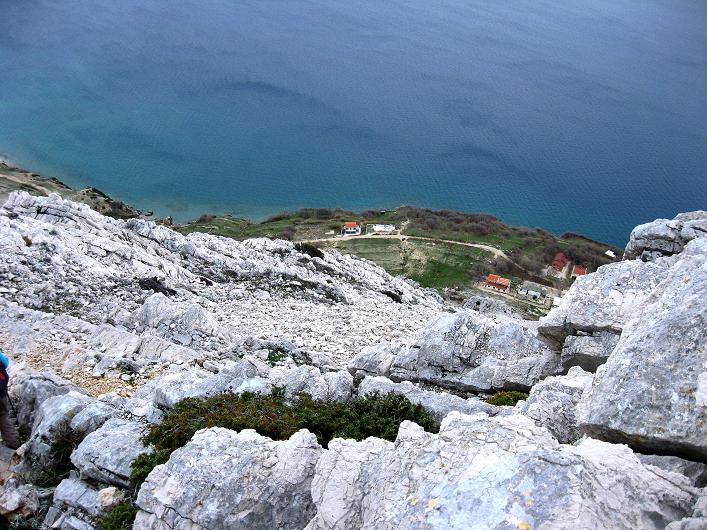 Foto: Andreas Koller / Wandertour / Sv Vid - höchste Erhebung der Insel Pag (349 m) / Tiefblick zum Ausgangspunkt / 10.04.2010 22:42:03