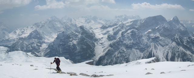 Foto: Wolfgang Lauschensky / Skitour / Monte Sella di Sennes oder Muntejela de Senes (2787m) / Fanesgruppe: Eisengabelspitzen, Antonispitze, Neuner, Zehner im Vordergrund, dahinter Pareispitze, Conturinesspitzen, Lavarella / 13.04.2010 18:15:29