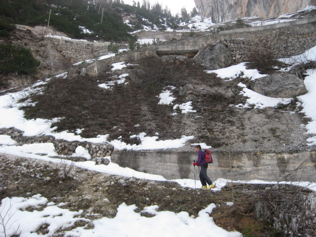 Foto: Wolfgang Lauschensky / Skitour / Monte Sella di Sennes oder Muntejela de Senes (2787m) / serpentinenreiche steile Militärstraße durch eine schattige Schlucht / 13.04.2010 18:19:03