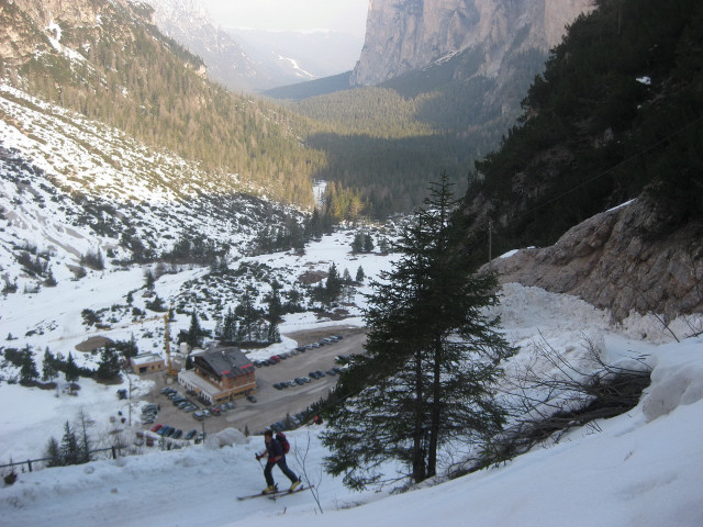 Foto: Wolfgang Lauschensky / Skitour / Monte Sella di Sennes oder Muntejela de Senes (2787m) / die schattige Schlucht ist oft vereist, ein Abweichen von der Straße kaum möglich / 13.04.2010 18:18:43