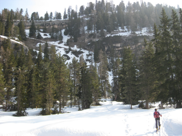 Foto: Wolfgang Lauschensky / Skitour / Monte Sella di Sennes oder Muntejela de Senes (2787m) / Der Sommerweg führt steil entlang der Felsen aufs Hochplateau / 13.04.2010 18:18:16
