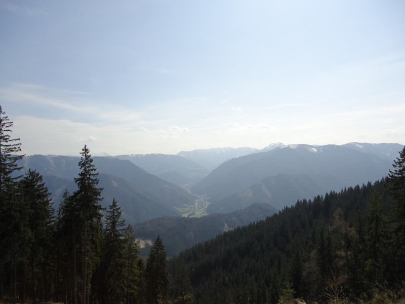 Foto: Günter Siegl / Wandertour / Oberösterreichwanderung zu niederösterreichischen Tausendern / Blickrichtung Süden zu Hollenstein an der Ybbs / 06.04.2014 12:40:28