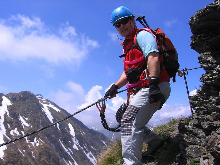 Foto: Andreas Koller / Klettersteigtour / Dohlen-Klettersteig auf den Hohen Trieb (2199 m) / Gesichert hinab vom Kleinen Trieb in den Sattel / 10.06.2010 22:54:46