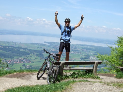 Foto: hofchri / Mountainbiketour / Rund um den Hochgern über Jochbergalm (1270 m) / Ausblick auf den Chiemsee / 23.06.2010 20:23:49