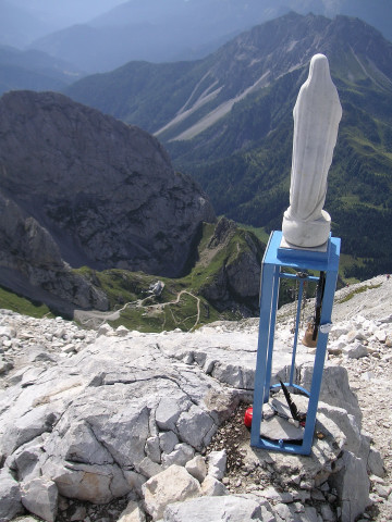 Foto: Wolfgang Lauschensky / Klettersteigtour / Monte Chiadenis 2458m, Überschreitung Ferr.Portogruaro + Ferr.di Guerra / Tiefblick auf das Rifugio Calvi vom Monte Peralba, links der Monte Chiadenis mit Südgratanstieg / 01.07.2010 12:09:26