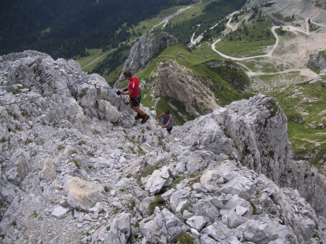 Foto: Wolfgang Lauschensky / Klettersteigtour / Monte Chiadenis 2458m, Überschreitung Ferr.Portogruaro + Ferr.di Guerra / Tiefblick zur italienischen Zufahrt / 01.07.2010 12:07:11