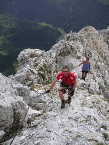 Foto: Wolfgang Lauschensky / Klettersteigtour / Monte Chiadenis 2458m, Überschreitung Ferr.Portogruaro + Ferr.di Guerra / gesicherter Wanderpfad am flacheren Gipfelgrat / 01.07.2010 12:06:59