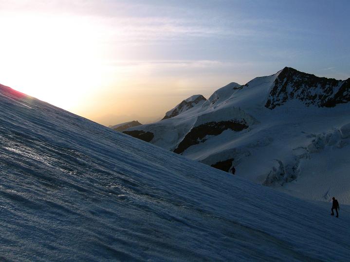 Foto: Andreas Koller / Wandertour / Piz Bernina (4049m) / Zeitig in der Früh Anstieg zum Spalla-Grat / 14.07.2010 17:07:58