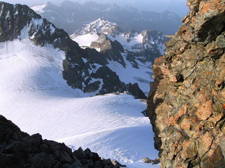 Foto: Andreas Koller / Wandertour / Piz Bernina (4049m) / Tiefblick vom Spalla-Grat zum Rif. Marco e Rosa / 14.07.2010 17:06:52