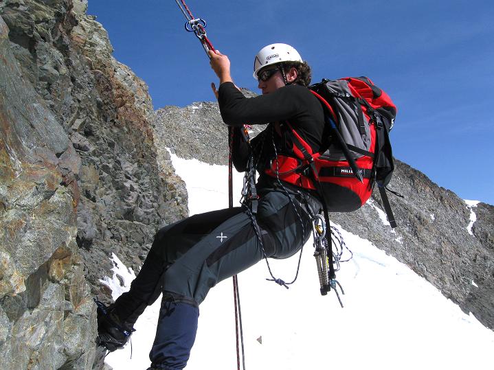 Foto: Andreas Koller / Wandertour / Piz Bernina (4049m) / Abseilen am Spalla-Grat / 14.07.2010 17:02:48
