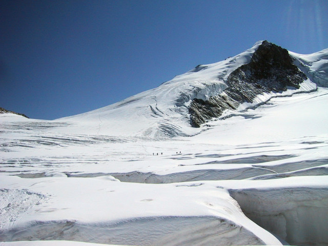 Foto: Wolfgang Lauschensky / Wandertour / Bishorn 4153m / Rückblick aus der Spaltenzone auf die östliche Gletscherrampe, die auf das Bishorn führt / 23.07.2010 23:36:05