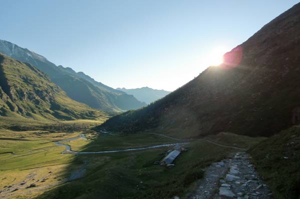Foto: Thomas Paschinger / Wandertour / Hochwilde über den Hans-Grützmacher-Steig / die Sonne erreicht uns oberhalb der Lazinser Alm (1882m) / 01.08.2010 14:55:26