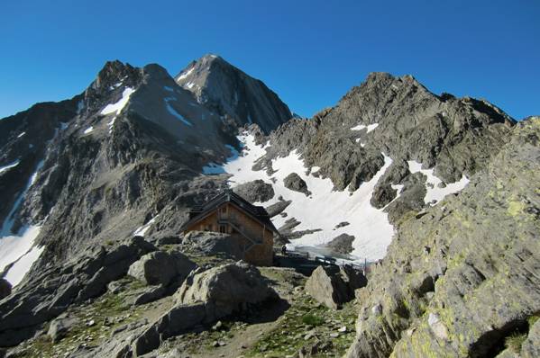 Foto: Thomas Paschinger / Wandertour / Hochwilde über den Hans-Grützmacher-Steig / die Stettiner Hütte (2875m) am Eisjöchl, im Hintergrund die Hohe Weiße (3278m) / 01.08.2010 14:55:07