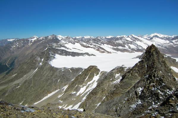 Foto: Thomas Paschinger / Wandertour / Hochwilde über den Hans-Grützmacher-Steig / Sicht über die hinteren Ötztaler, rechts der Nordgipfel / 01.08.2010 14:51:30