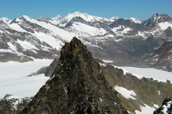 Foto: Thomas Paschinger / Wandertour / Hochwilde über den Hans-Grützmacher-Steig / Nordgipfel... links Schalfkogel (3537m), genau dahinter die Wildspitze (3774m), rechts die Ramolkögel (3550m) / 01.08.2010 14:49:43