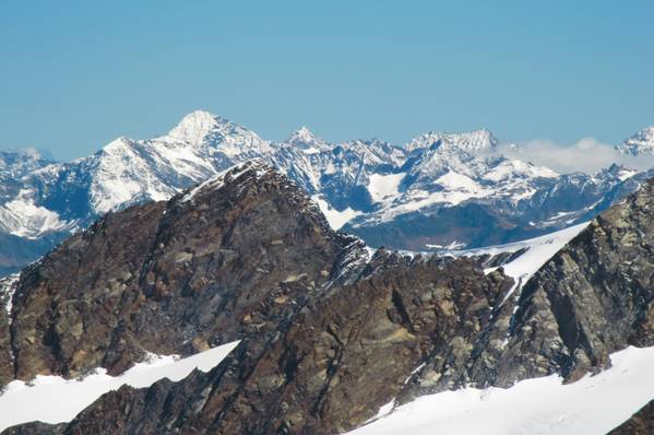 Foto: Thomas Paschinger / Wandertour / Hochwilde über den Hans-Grützmacher-Steig / über den Mittleren Seelenkogel (3424m) Richtung Schrankogel (3497m) und Ruderhofspitze (3474m, der langgezogene) / 01.08.2010 14:49:16