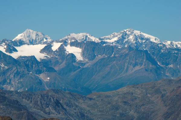 Foto: Thomas Paschinger / Wandertour / Hochwilde über den Hans-Grützmacher-Steig / die frisch angezuckerten Suldener...: Königsspitze, Zebru und Ortler (v.l.n.r.) / 01.08.2010 14:47:21