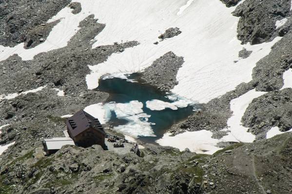 Foto: Thomas Paschinger / Wandertour / Hochwilde über den Hans-Grützmacher-Steig / der See hinter der Hütte ist inzwischen fast aufgetaut / 01.08.2010 14:45:48