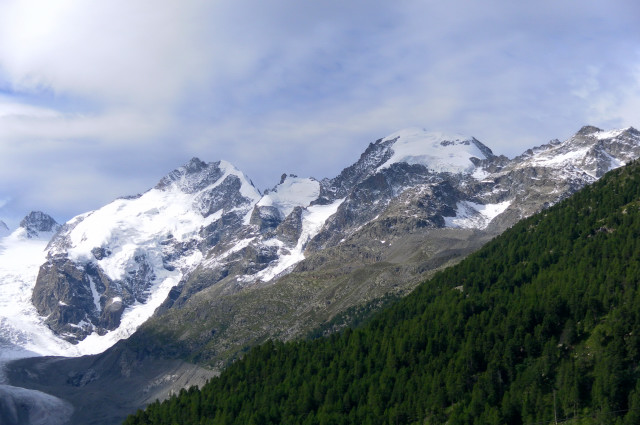 Foto: Wolfgang Lauschensky / Wandertour / Piz Morteratsch 3751m / Biancograt und Piz Bernina links, Piz Morteratsch rechts aus dem Ende des Morteratschtales / 13.08.2010 16:18:19