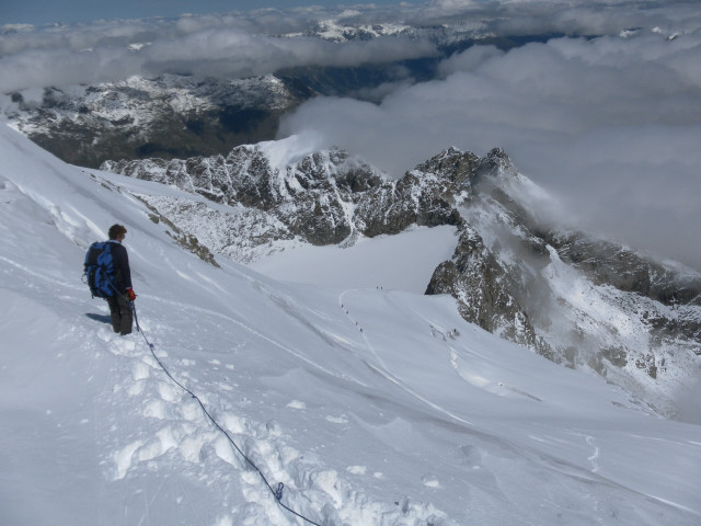 Foto: Wolfgang Lauschensky / Wandertour / Piz Morteratsch 3751m / die steile Gipfelflanke im Abstieg / 13.08.2010 16:13:24