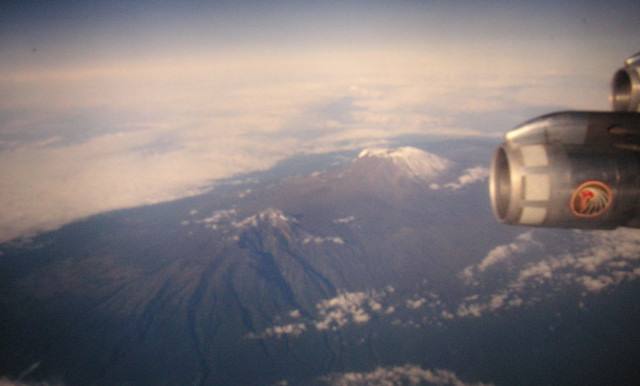 Foto: Wolfgang Lauschensky / Wandertour / Uhuru Peak 5895m ( Kilimanjaro oder Kilimandscharo ) Marangu-Route / Kibo und Mawenzi aus großer Höhe / 18.08.2010 18:08:06