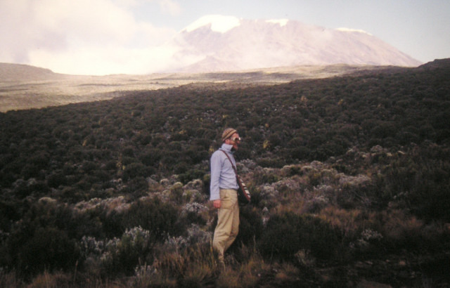 Foto: Wolfgang Lauschensky / Wandertour / Uhuru Peak 5895m ( Kilimanjaro oder Kilimandscharo ) Marangu-Route / langer Weg zum Kibosattel / 18.08.2010 18:03:54