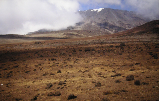 Foto: Wolfgang Lauschensky / Wandertour / Uhuru Peak 5895m ( Kilimanjaro oder Kilimandscharo ) Marangu-Route / Wüste vor dem Kibo in 4300m Höhe / 18.08.2010 18:03:08