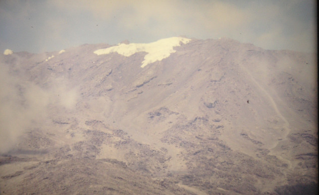 Foto: Wolfgang Lauschensky / Wandertour / Uhuru Peak 5895m ( Kilimanjaro oder Kilimandscharo ) Marangu-Route / Aufstiegsspur am steilen Kraterhang zum Gilmans Point / 18.08.2010 18:02:44
