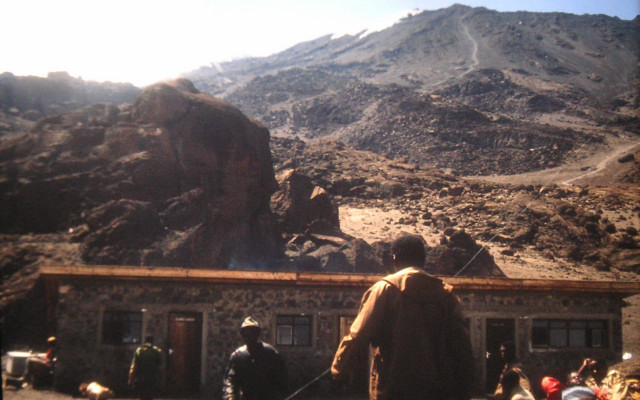 Foto: Wolfgang Lauschensky / Wandertour / Uhuru Peak 5895m ( Kilimanjaro oder Kilimandscharo ) Marangu-Route / Kibo Hut / 18.08.2010 18:02:34