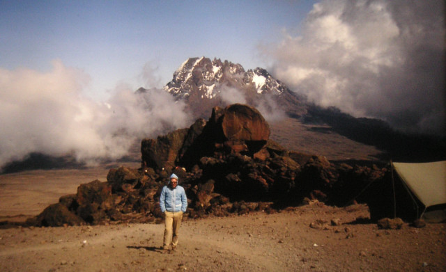 Foto: Wolfgang Lauschensky / Wandertour / Uhuru Peak 5895m ( Kilimanjaro oder Kilimandscharo ) Marangu-Route / Mawenzi von der Kibo Hut / 18.08.2010 18:02:22