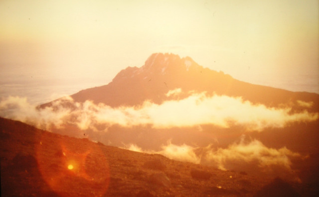 Foto: Wolfgang Lauschensky / Wandertour / Uhuru Peak 5895m ( Kilimanjaro oder Kilimandscharo ) Marangu-Route / Mawenzi im Morgenlicht / 18.08.2010 18:02:01