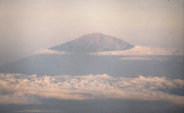 Foto: Wolfgang Lauschensky / Wandertour / Uhuru Peak 5895m ( Kilimanjaro oder Kilimandscharo ) Marangu-Route / Mount Meru / 18.08.2010 18:01:52