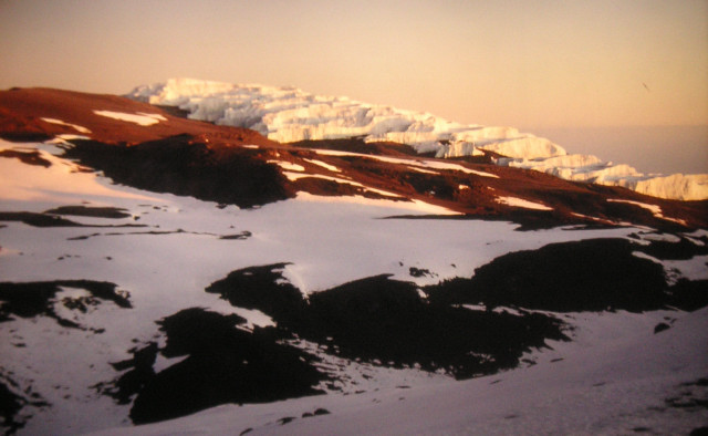 Foto: Wolfgang Lauschensky / Wandertour / Uhuru Peak 5895m ( Kilimanjaro oder Kilimandscharo ) Marangu-Route / Kaskadengletscher gegenüber dem Kratertrichter / 18.08.2010 18:01:42