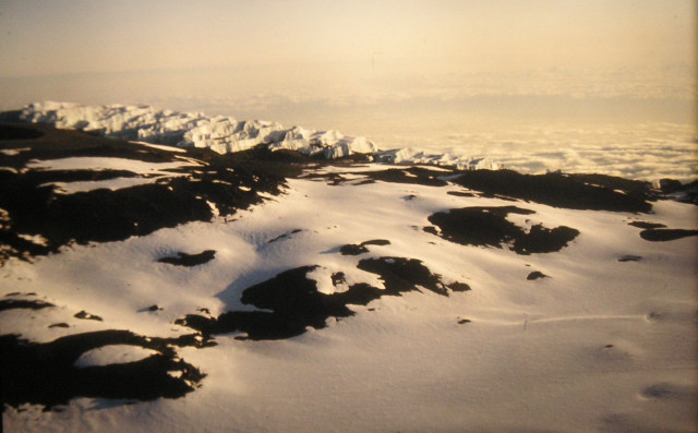 Foto: Wolfgang Lauschensky / Wandertour / Uhuru Peak 5895m ( Kilimanjaro oder Kilimandscharo ) Marangu-Route / Schnee am Kilimanjaro / 18.08.2010 18:01:08