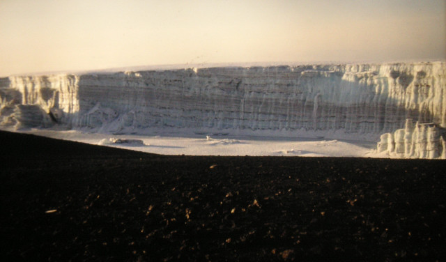 Foto: Wolfgang Lauschensky / Wandertour / Uhuru Peak 5895m ( Kilimanjaro oder Kilimandscharo ) Marangu-Route / Stufengletscher / 18.08.2010 18:00:57