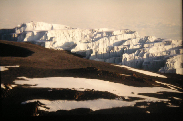 Foto: Wolfgang Lauschensky / Wandertour / Uhuru Peak 5895m ( Kilimanjaro oder Kilimandscharo ) Marangu-Route / Kaskadengletscher / 18.08.2010 18:00:35