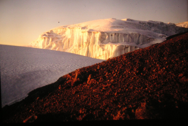 Foto: Wolfgang Lauschensky / Wandertour / Uhuru Peak 5895m ( Kilimanjaro oder Kilimandscharo ) Marangu-Route / glaziale Morgenstimmung / 18.08.2010 18:00:16