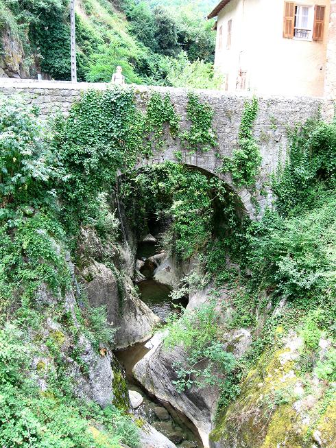 Foto: Andreas Koller / Klettersteigtour / Via ferrata des Canyons de Lantosque (500m) / Steinbrücke: rechts zahlt man die Gebühr, links der Einstieg / 19.08.2010 01:51:45