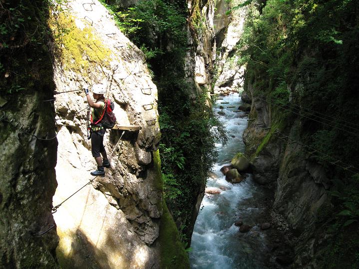Foto: Andreas Koller / Klettersteigtour / Via ferrata des Canyons de Lantosque (500m) / Luftig auf einer Zweiseilbrücke / 19.08.2010 01:48:57