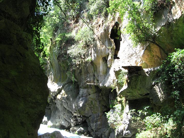 Foto: Andreas Koller / Klettersteigtour / Via ferrata des Canyons de Lantosque (500m) / Zweiseilbrücke / 19.08.2010 01:46:25