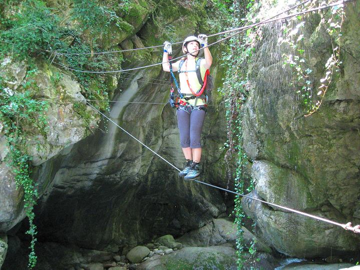 Foto: Andreas Koller / Klettersteigtour / Via ferrata des Canyons de Lantosque (500m) / Zweiseilbrücke mit Dusche / 19.08.2010 01:45:07