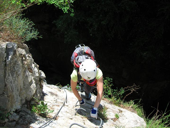 Foto: Andreas Koller / Klettersteigtour / Via ferrata des Canyons de Lantosque (500m) / Die finale Wand über der dunklen Schlucht / 19.08.2010 01:44:23