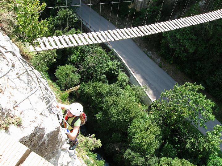 Foto: Andreas Koller / Klettersteigtour / Via ferrata des Canyons de Lantosque (500m) / Ausgesetzt und überhängend in der Schlüsselstelle (D) / 19.08.2010 01:43:58