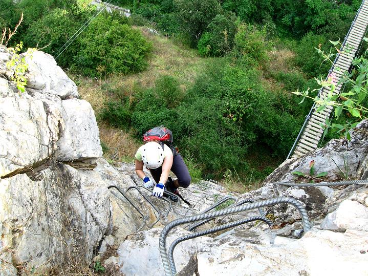 Foto: Andreas Koller / Klettersteigtour / Via ferrata des Canyons de Lantosque (500m) / Letzter Aufschwung zum Ausstieg / 19.08.2010 01:41:11