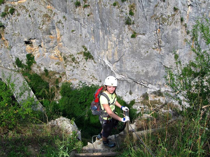 Foto: Andreas Koller / Klettersteigtour / Via ferrata des Canyons de Lantosque (500m) / Der endgültige Ausstieg beim Friedhof bzw. bei der Kirche / 19.08.2010 01:40:37